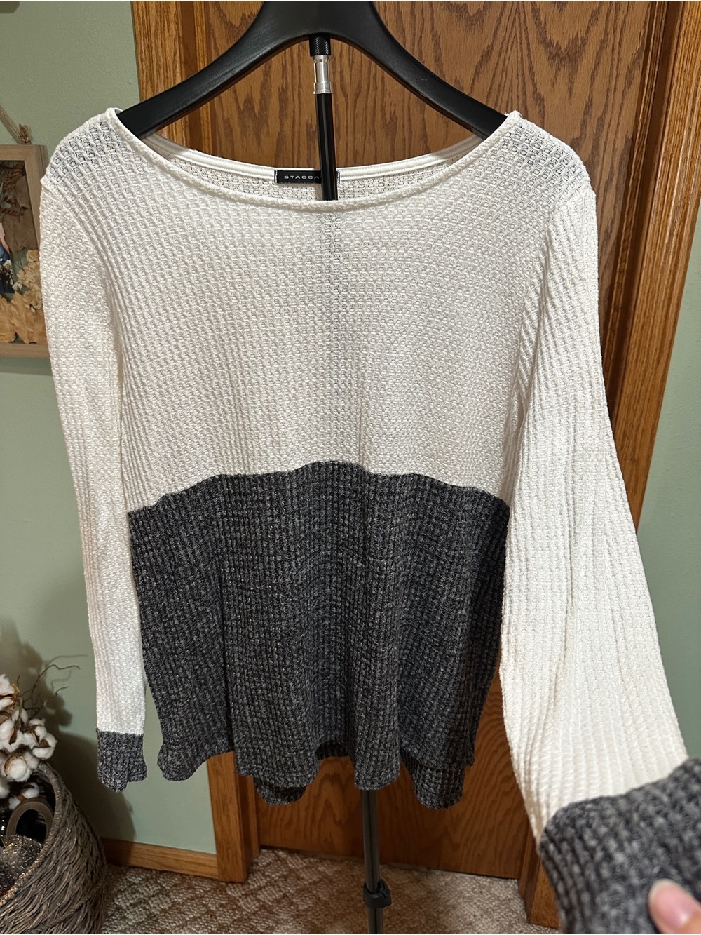 Staccato Two-Tone Scoop neck Sweater in Cream and Dark Gray